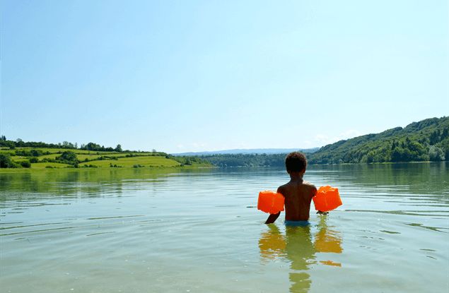 Kinderen in de Jura: het meer van Vouglans